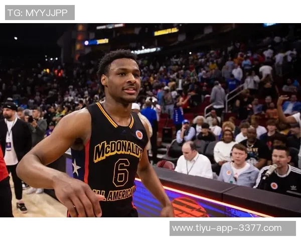 布朗尼调侃里夫斯换备胎经历乡间小路抛锚趣事引发热议